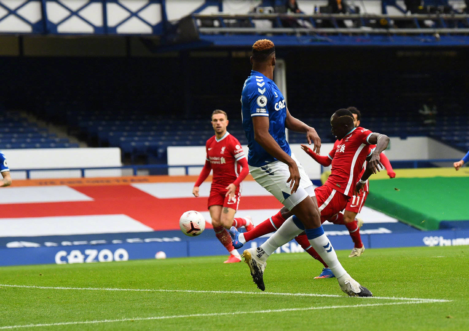 于球场上 于球场上